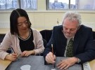 八旬老人助力推广汉语！